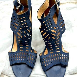 Women’s 9 blue sandals